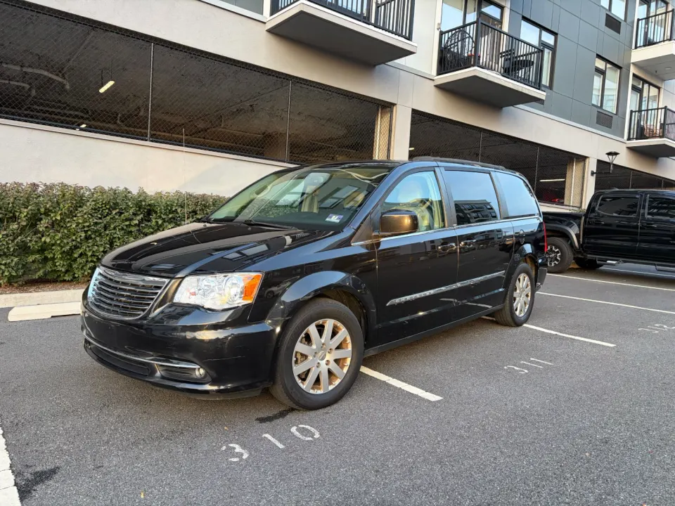 2013 Chrysler Town & Country, black