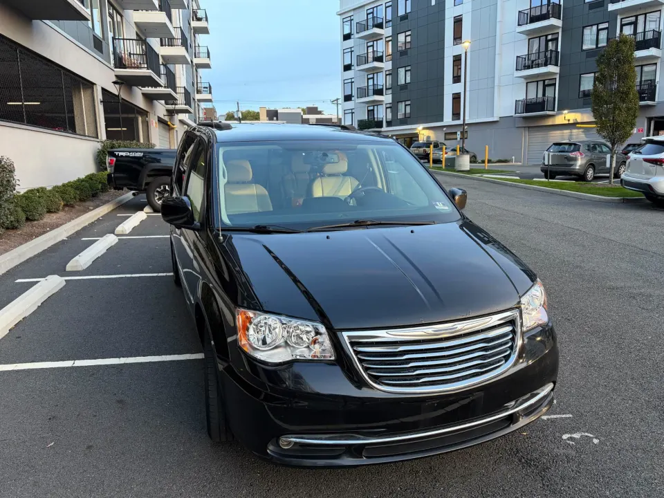 2013 Chrysler Town & Country, black (Photo 3 of 5)