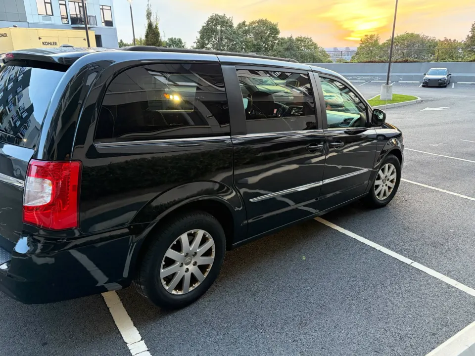 2013 Chrysler Town & Country, black (Photo 4 of 5)