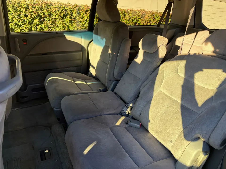 2006 Honda Odyssey, grey (Photo 10 of 14)