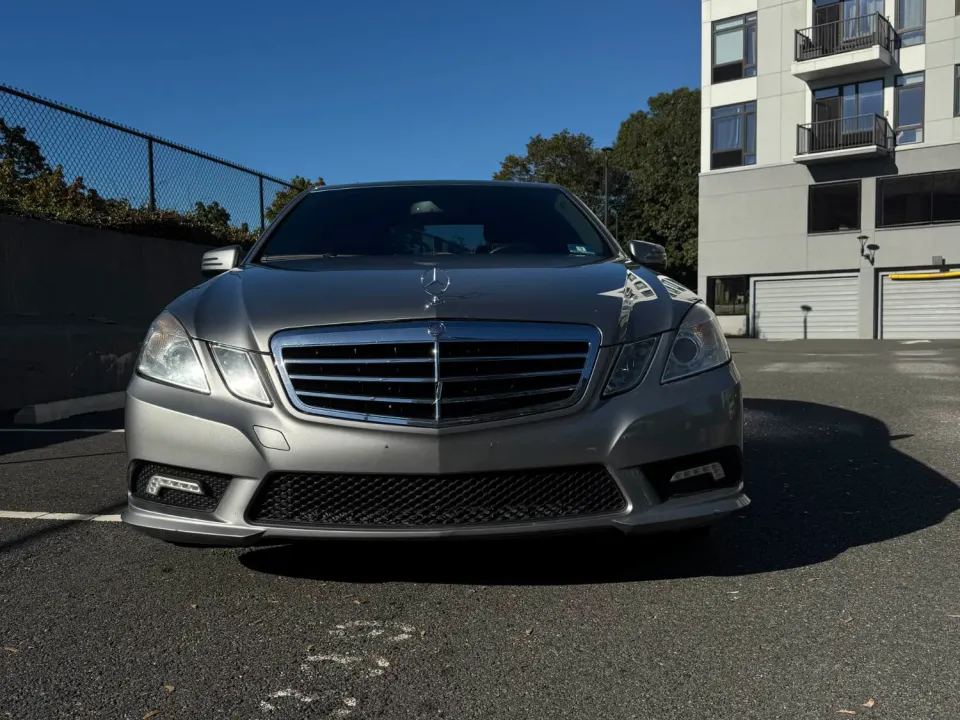 2011 Mercedes-Benz E-Class, silver (Photo 3 of 8)